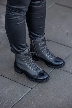 Pandora Laced boots — Grey