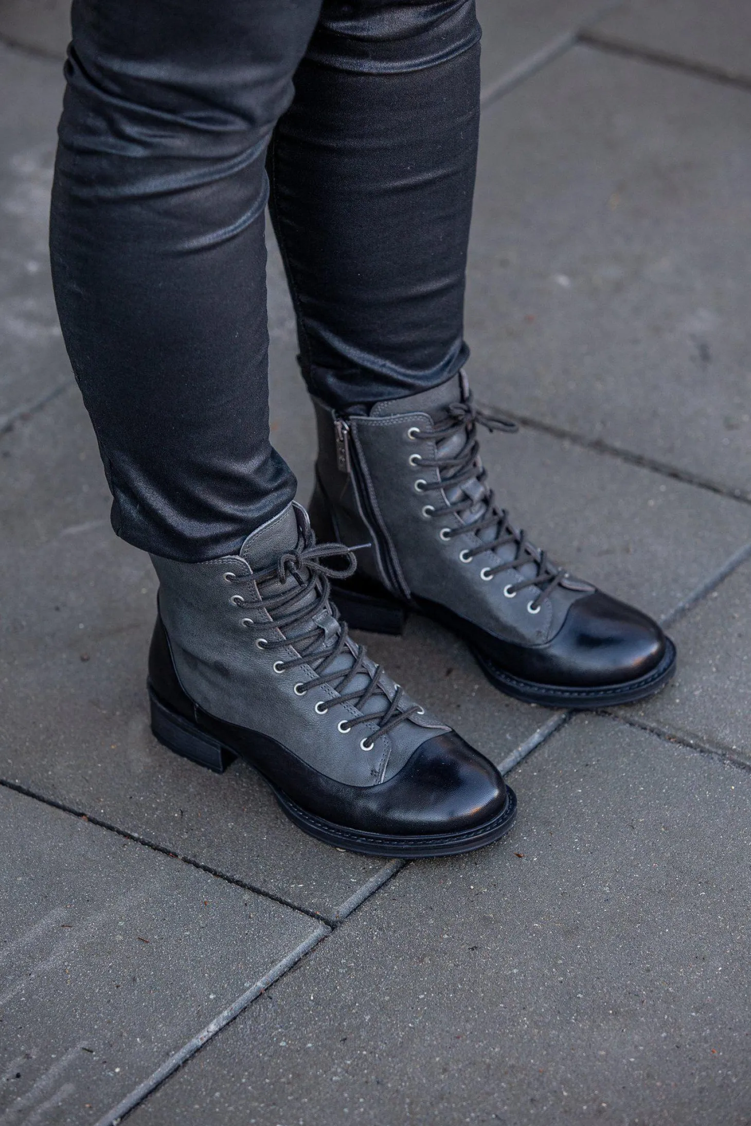 Pandora Laced boots — Grey