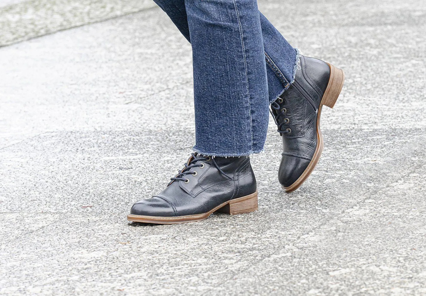 Pandora Laced boots — Midnight blue