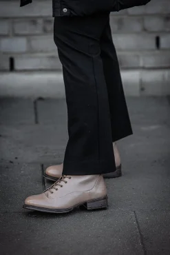 Pandora Laced boots — Taupe